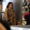 Exclusif - Patton Oswalt, sa femme Michelle McNamara et leur fille Alice à l'aéroport de Los Angeles, le 27 decembre 2012.