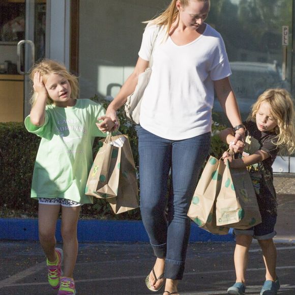 Exclusif - Les enfants de Jessica Simpson, Maxwell et Ace Johnson, sortent du centre Color Me Mine à Calabasas, le 21 juin 2017