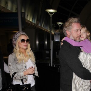 Jessica Simpson arrive avec son mari Eric Johnson et leur fille Maxwell à l'aéroport de Los Angeles (LAX), le 15 Janvier 2017.