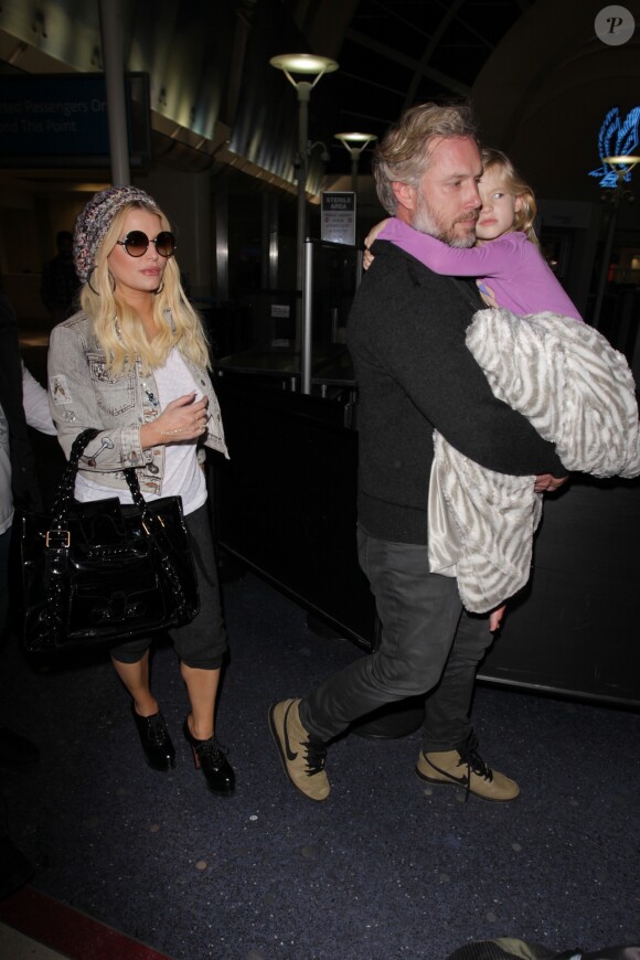 Jessica Simpson arrive avec son mari Eric Johnson et leur fille Maxwell à l'aéroport de Los Angeles (LAX), le 15 Janvier 2017.