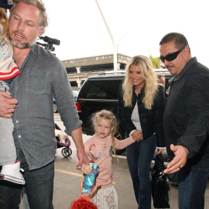 Jessica Simpson arrive avec son mari Eric Johnson et leurs enfants Maxwell et Ace, à l'aéroport de Los Angeles (LAX), le 12 Janvier 2017.