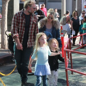 Jessica Simpson passe la journée en famille avec son mari Eric Johnson et leurs enfants Maxwell et Ace Johnson à "Farmer's Market" à Studio City le 8 janvier 2017