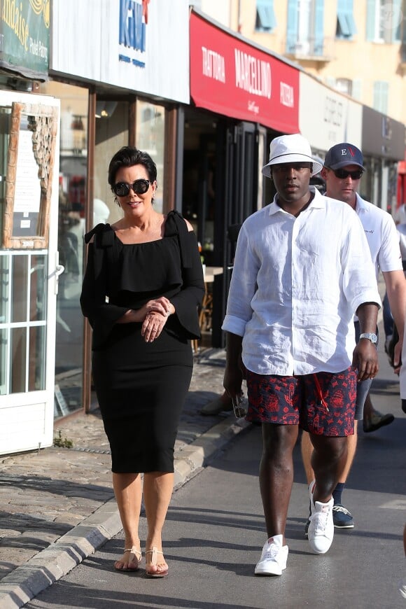 Kris Jenner se balade à Saint-Tropez avec un inconnu le 11 juillet 2017.