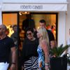 Kris Jenner fait du shopping à Saint-Tropez, Côte d'Azur, France, le 10 juillet 2017.