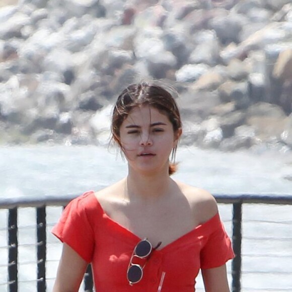 Exclusif - Selena Gomez, sans maquillage, se promène près de l'océan à Malibu, le 11 juillet 2017. © CPA/Bestimage