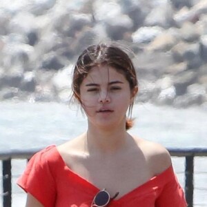 Exclusif - Selena Gomez, sans maquillage, se promène près de l'océan à Malibu, le 11 juillet 2017. © CPA/Bestimage