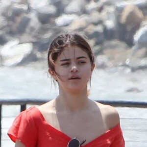 Exclusif - Selena Gomez, sans maquillage, se promène près de l'océan à Malibu, le 11 juillet 2017. © CPA/Bestimage