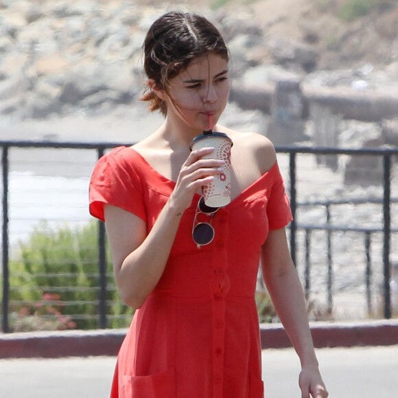 Exclusif - Selena Gomez, sans maquillage, se promène près de l'océan à Malibu, le 11 juillet 2017. © CPA/Bestimage
