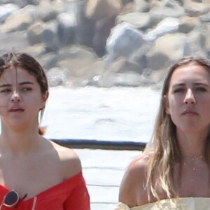 Exclusif - Selena Gomez, sans maquillage, se promène avec Theresa Marie Mingus près de l'océan à Malibu, le 11 juillet 2017. © CPA/Bestimage