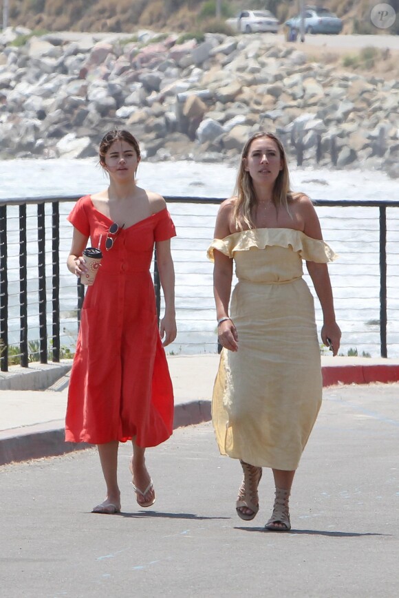 Exclusif - Selena Gomez, sans maquillage, se promène avec Theresa Marie Mingus près de l'océan à Malibu, le 11 juillet 2017. © CPA/Bestimage