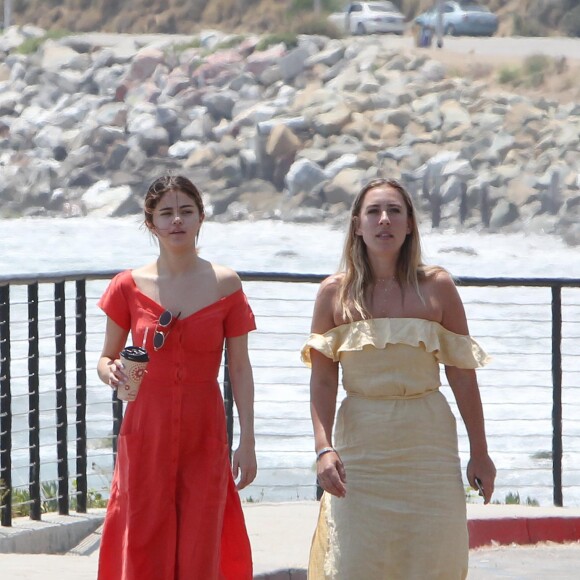 Exclusif - Selena Gomez, sans maquillage, se promène avec Theresa Marie Mingus près de l'océan à Malibu, le 11 juillet 2017. © CPA/Bestimage