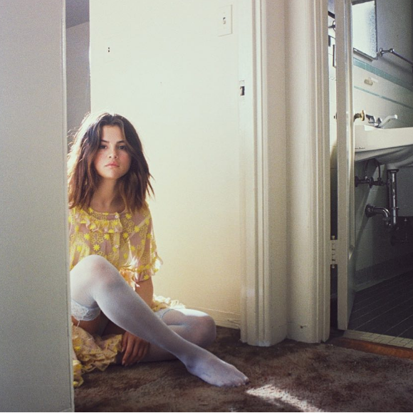 Selena Gomez assure la promotion de son prochain single Fetish, à paraître le 13 juillet 2017, sur sa page Instagram.