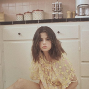 Selena Gomez assure la promotion de son prochain single Fetish, à paraître le 13 juillet 2017, sur sa page Instagram.