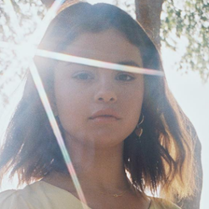 Selena Gomez assure la promotion de son prochain single Fetish, à paraître le 13 juillet 2017, sur sa page Instagram.