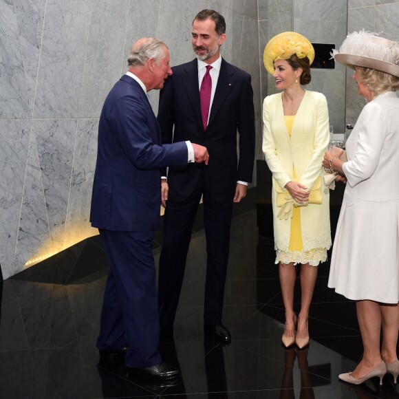 Le roi Felipe VI et la reine Letizia d'Espagne reçus par le prince Charles et Camilla Parker Bowles, duchesse de Cornouailles, à Londres. Le 12 juillet 2017  The Prince of Wales and the Duchess of Cornwall greet King Felipe VI and Letizia of Spain at his hotel in central London at the start of the King's State Visit to the UK.12/07/2017 - Londres