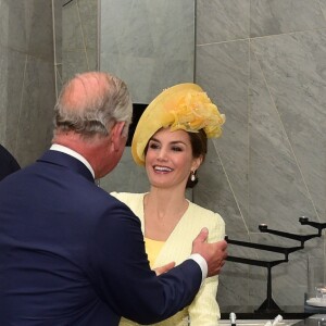 Le roi Felipe VI et la reine Letizia d'Espagne reçus par le prince Charles et Camilla Parker Bowles, duchesse de Cornouailles, à Londres. Le 12 juillet 2017  The Prince of Wales and the Duchess of Cornwall greet King Felipe VI and Letizia of Spain at his hotel in central London at the start of the King's State Visit to the UK.12/07/2017 - Londres