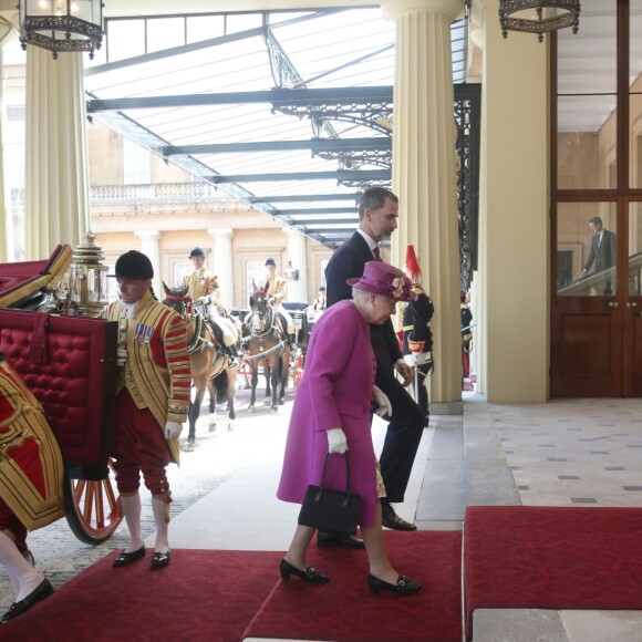 La reine Elisabeth II d'Angleterre et le roi Felipe VI d'Espagne - Le couple royal d'Espagne reçu au palais de Buckingham par la famille royale d'Angleterre à Londres. Le 12 juillet 2017  Queen Elizabeth II and King Felipe VI of Spain arrive by State Carriage at Buckingham Palace, London during the King's State Visit to the UK.12/07/2017 - Londres