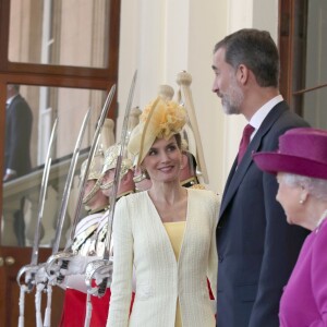 La reine Letizia et le roi Felipe VI d'Espagne, la reine Elisabeth II d'Angleterre - Le couple royal d'Espagne reçu au palais de Buckingham par la famille royale d'Angleterre à Londres. Le 12 juillet 2017  Queen Elizabeth II, King Felipe VI and Letizia of Spain arrive by the State Carriage at Buckingham Palace, London during the King's State Visit to the UK.12/07/2017 - Londres