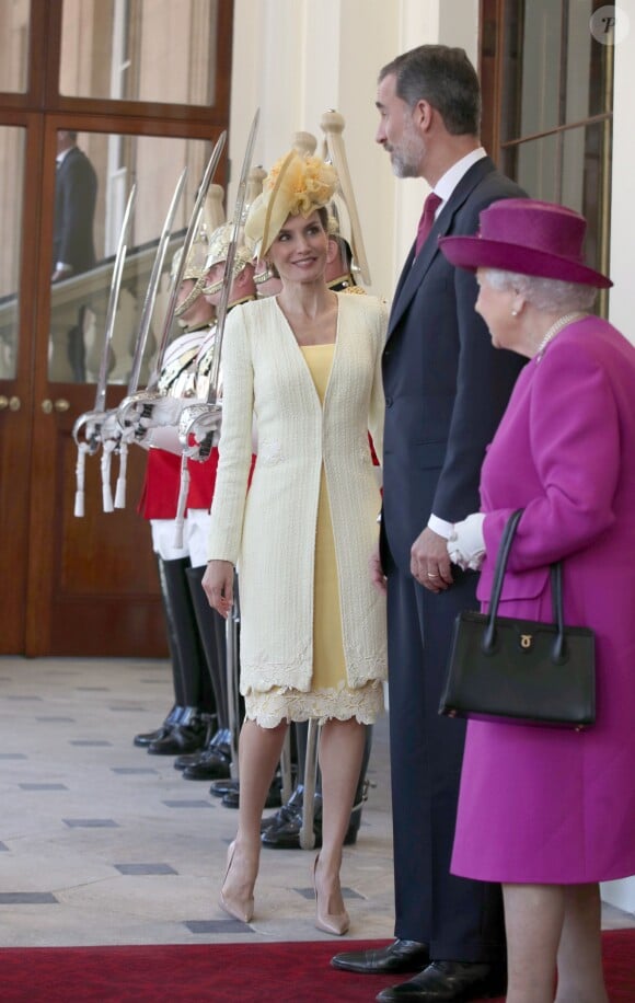 La reine Letizia et le roi Felipe VI d'Espagne, la reine Elisabeth II d'Angleterre - Le couple royal d'Espagne reçu au palais de Buckingham par la famille royale d'Angleterre à Londres. Le 12 juillet 2017  Queen Elizabeth II, King Felipe VI and Letizia of Spain arrive by the State Carriage at Buckingham Palace, London during the King's State Visit to the UK.12/07/2017 - Londres