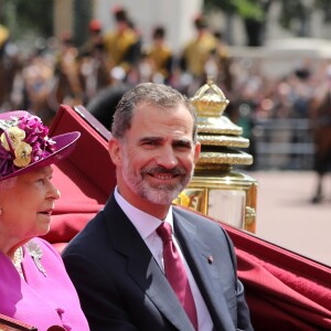 La reine Elisabeth II d'Angleterre et le roi Felipe VI d'Espagne - Le couple royal d'Espagne reçu au palais de Buckingham par la famille royale d'Angleterre à Londres. Le 12 juillet 2017  Queen Elizabeth II and King Felipe VI of Spain arrive in the State Carriage at Buckingham Palace, London during the King's State Visit to the UK.12/07/2017 - Londres