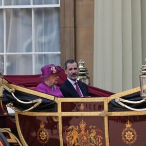 La reine Elisabeth II d'Angleterre et le roi Felipe VI d'Espagne - Le couple royal d'Espagne reçu au palais de Buckingham par la famille royale d'Angleterre à Londres. Le 12 juillet 2017  Queen Elizabeth II and King Felipe VI of Spain arrive by State Carriage at Buckingham Palace, London during the King's State Visit to the UK.12/07/2017 - Londres