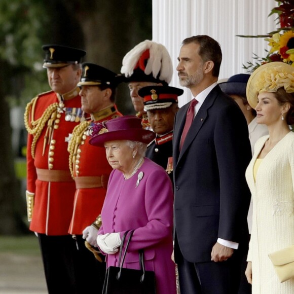 La reine Elisabeth II d'Angleterre, le roi Felipe VI et la reine Letizia d'Espagne, le prince Philip, duc d'Edimbourg - Cérémonie de bienvenue au palais Buckingham à Londres. Le 12 juillet 2017  (From the left) Queen Elizabeth II stands with King Felipe VI of Spain, his wife Queen Letizia and the Duke of Edinburgh during a ceremonial welcome for the King's State Visit to the UK on Horse Guards Parade, London.12/07/2017 - Londres