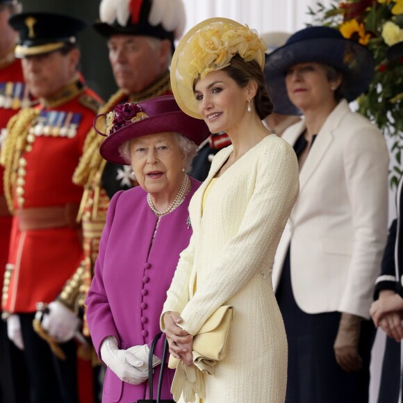 La reine Elisabeth II et la reine Letizia d'Espagne d'Angleterre - Cérémonie de bienvenue au palais Buckingham à Londres. Le 12 juillet 2017  Queen Elizabeth II stands with Spain's Queen Letizia as their husbands King Felipe VI and the Duke of Edinburgh inspect an honour guard during a ceremonial welcome for his State Visit to the UK on Horse Guards Parade, London.12/07/2017 - Londres