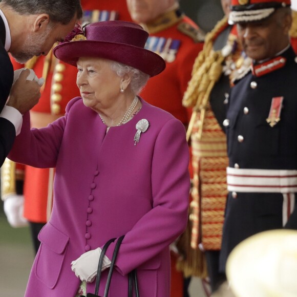 Le roi Felipe VI d'Espagne et la reine Elisabeth II d'Angleterre - Cérémonie de bienvenue au palais Buckingham à Londres. Le 12 juillet 2017  Queen Elizabeth II greets King Felipe VI of Spain during a ceremonial welcome for his State Visit to the UK on Horse Guards Parade, London.12/07/2017 - Londres