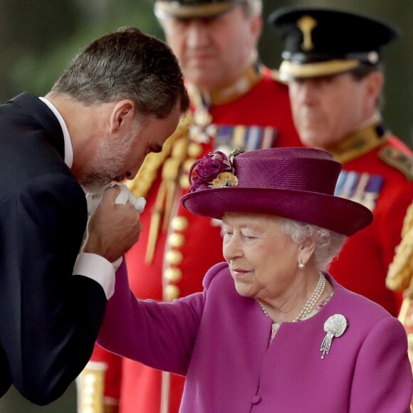 Le roi Felipe VI d'Espagne et la reine Elisabeth II d'Angleterre - Cérémonie de bienvenue au palais Buckingham à Londres. Le 12 juillet 2017  Queen Elizabeth II greets King Felipe VI of Spain during a ceremonial welcome for his State Visit to the UK on Horse Guards Parade, London.12/07/2017 - Londres