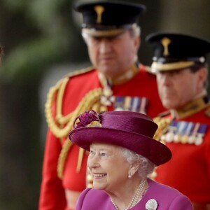 Le roi Felipe VI d'Espagne et la reine Elisabeth II d'Angleterre - Cérémonie de bienvenue au palais Buckingham à Londres. Le 12 juillet 2017  King Felipe VI of Spain is greeted by Queen Elizabeth II during a ceremonial welcome for his State Visit to the UK on Horse Guards Parade, London.12/07/2017 - Londres
