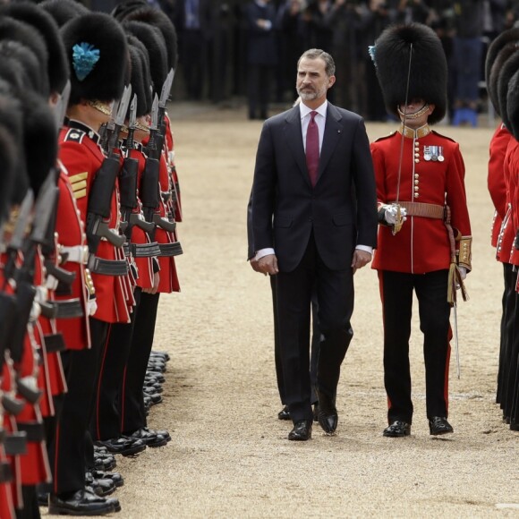 Le roi Felipe VI d'Espagne - Cérémonie de bienvenue au palais Buckingham à Londres. Le 12 juillet 2017  King Felipe VI of Spain inspects a guard of honour during a Ceremonial Welcome on Horse Guards Parade in London.12/07/2017 - Londres