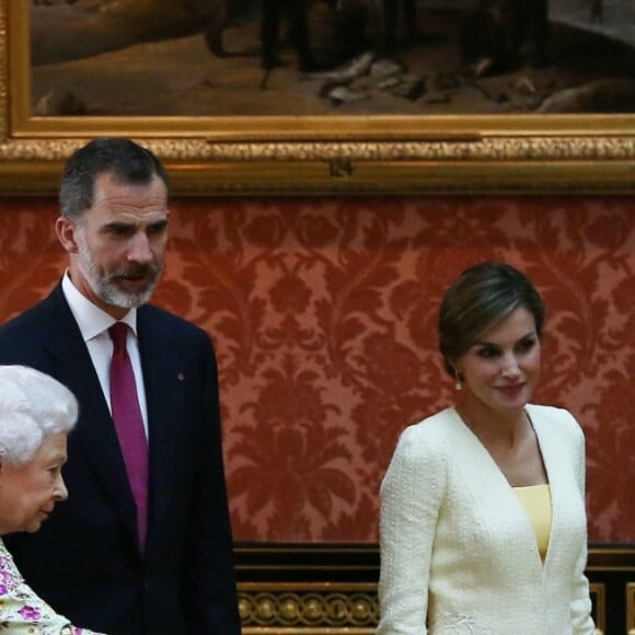 Le roi Felipe VI et la reine Letizia d'Espagne, la reine Eisabeth II d'Angleterre et le prince Philip, duc d'Edimbourg - Visite de la Galerie de la Reine au palais de Buckingham à Londres. Le 12 juillet 2017  Queen Elizabeth II, the Duke of Edinburgh and Spain's King Felipe and Queen Letizia look at a display of Spanish items from the Royal Collection at Buckingham Palace, London during the King's State Visit to the UK.12/07/2017 - Londres