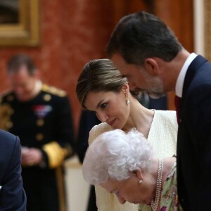 Le roi Felipe VI et la reine Letizia d'Espagne, la reine Eisabeth II d'Angleterre et le prince Philip, duc d'Edimbourg - Visite de la Galerie de la Reine au palais de Buckingham à Londres. Le 12 juillet 2017  Queen Elizabeth II, the Duke of Edinburgh and Spain's King Felipe and Queen Letizia look at a display of Spanish items from the Royal Collection at Buckingham Palace, London during the King's State Visit to the UK.12/07/2017 - Londres