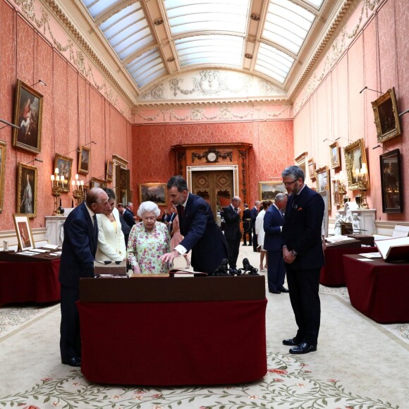 Le roi Felipe VI et la reine Letizia d'Espagne, la reine Eisabeth II d'Angleterre et le prince Philip, duc d'Edimbourg - Visite de la Galerie de la Reine au palais de Buckingham à Londres. Le 12 juillet 2017  Queen Elizabeth II, the Duke of Edinburgh and Spain's King Felipe and Queen Letizia look at a display of Spanish items from the Royal Collection at Buckingham Palace, London during the King's State Visit to the UK.12/07/2017 - Londres