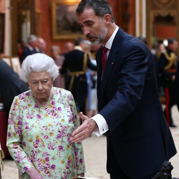 La reine Eisabeth II d'Angleterre et le roi Felipe VI d'Espagne - Visite de la Galerie de la Reine au palais de Buckingham à Londres. Le 12 juillet 2017  Queen Elizabeth II and Spain's King Felipe look at a display of Spanish items from the Royal Collection at Buckingham Palace, London during the King's State Visit to the UK.12/07/2017 - Londres