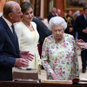 Le roi Felipe VI et la reine Letizia d'Espagne, la reine Eisabeth II d'Angleterre et le prince Philip, duc d'Edimbourg - Visite de la Galerie de la Reine au palais de Buckingham à Londres. Le 12 juillet 2017  Queen Elizabeth II, the Duke of Edinburgh and Spain's King Felipe and Queen Letizia look at a display of Spanish items from the Royal Collection at Buckingham Palace, London during the King's State Visit to the UK.12/07/2017 - Londres