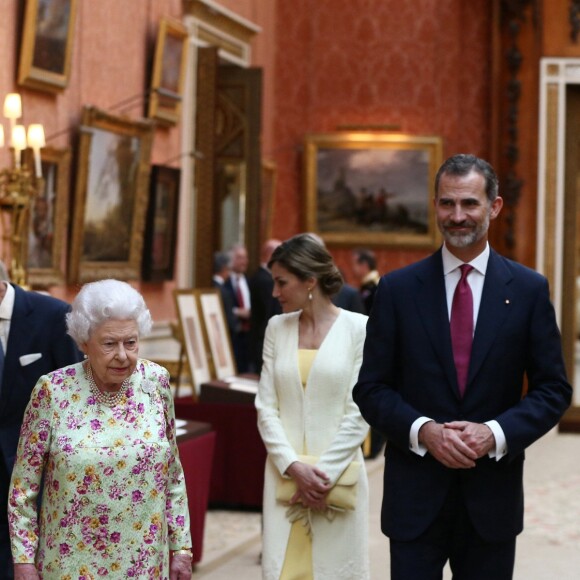 Le roi Felipe VI et la reine Letizia d'Espagne, la reine Eisabeth II d'Angleterre et le prince Philip, duc d'Edimbourg - Visite de la Galerie de la Reine au palais de Buckingham à Londres. Le 12 juillet 2017  Queen Elizabeth II, the Duke of Edinburgh and Spain's King Felipe and Queen Letizia look at a display of Spanish items from the Royal Collection at Buckingham Palace, London during the King's State Visit to the UK.12/07/2017 - Londres