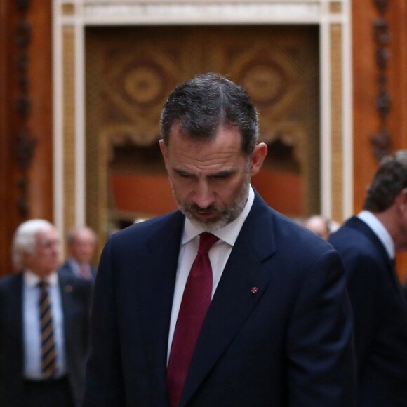 Le roi Felipe VI et la reine Letizia d'Espagne, la reine Eisabeth II d'Angleterre et le prince Philip, duc d'Edimbourg - Visite de la Galerie de la Reine au palais de Buckingham à Londres. Le 12 juillet 2017  Queen Elizabeth II, the Duke of Edinburgh and Spain's King Felipe and Queen Letizia look at a display of Spanish items from the Royal Collection at Buckingham Palace, London during the King's State Visit to the UK.12/07/2017 - Londres