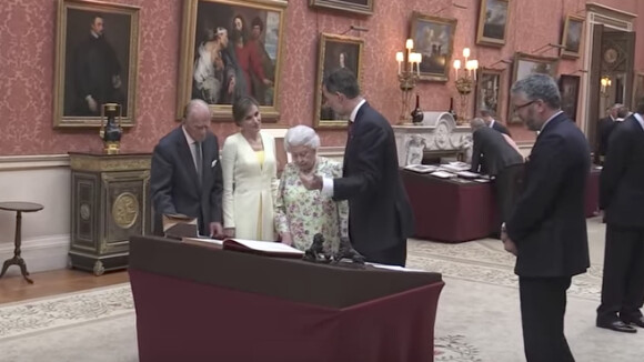 Le roi Felipe VI et la reine Letizia d'Espagne visitent la Picture Galery au palais de Buckingham avec la reine Elizabeth II et le duc d'Edimbourg, le 12 juillet 2017 à Londres.