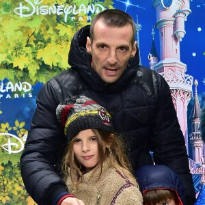 Mathieu Kassovitz et ses enfants - Spectacle "La Forêt De l' Enchantement" la nouvelle comédie musicale du parc Disneyland Paris, le 12 Février 2016 - Marne-la-Vallée © Gian Gorassini / Bestimage