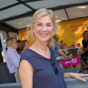 Michèle Laroque dans le village du tour de France à Troyes le 7 juillet 2017. © Fabien Faure / Bestimage