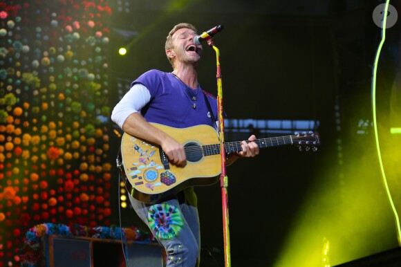 Le groupe Coldplay et son leader Chris Martin lors du premier de ses trois concerts au Stade de France, Saint-Denis, le 15 juillet 2017