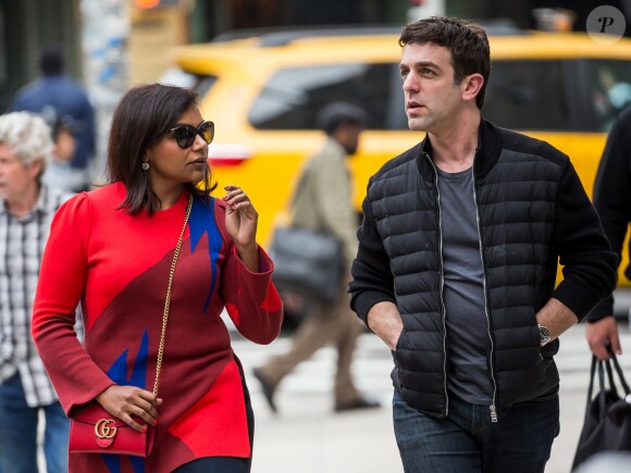 Les acteurs Mindy Kaling et B. J. Novak vont déjeuner ensemble à New York, le 27 avril 2017.