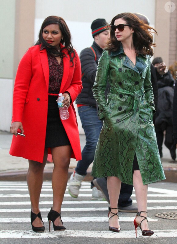 Mindy Kaling et Anne Hathaway pendant le tournage du film "Oceans Eight" à New York, le 3 décembre 2016.