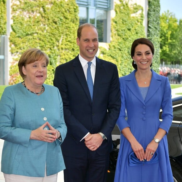 Angela Merkel a officiellement souhaité la bienvenue au prince William et à la duchesse de Cambridge en Allemagne, le 19 juillet 2017 à Berlin.