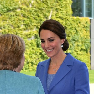 Angela Merkel a officiellement souhaité la bienvenue au prince William et à la duchesse de Cambridge en Allemagne, le 19 juillet 2017 à Berlin.