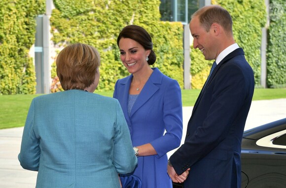 Angela Merkel a officiellement souhaité la bienvenue au prince William et à la duchesse de Cambridge en Allemagne, le 19 juillet 2017 à Berlin.