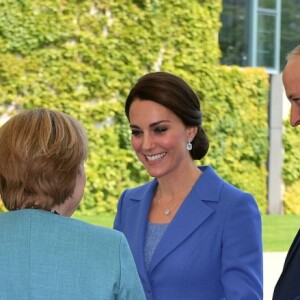 Angela Merkel a officiellement souhaité la bienvenue au prince William et à la duchesse de Cambridge en Allemagne, le 19 juillet 2017 à Berlin.