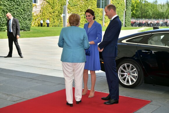 Angela Merkel a officiellement souhaité la bienvenue au prince William et à la duchesse de Cambridge en Allemagne, le 19 juillet 2017 à Berlin.