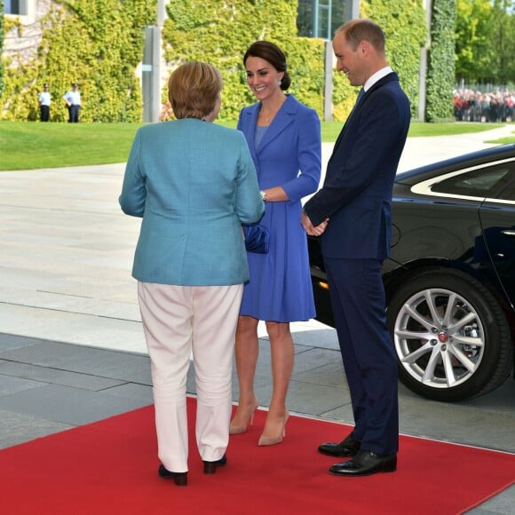 Angela Merkel a officiellement souhaité la bienvenue au prince William et à la duchesse de Cambridge en Allemagne, le 19 juillet 2017 à Berlin.